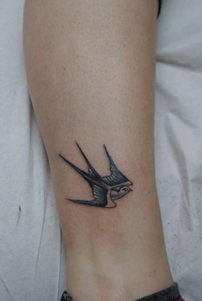 Nos ralisations - oiseaux divers - Tatouage hirondelle .Boutique Tattoo Evolution Perpignan