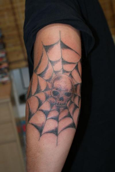 Nos ralisations - tattoo sur la mort - tte de mort avec toile d' araigne