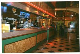 1999 , quatrime salon au fond  l'intrieur et ouverture du bar TATTOO STUDIO ( appell aussi  l'poque LE DALY ) . Derrire le bar , mon frre Marc et au loin , la pice de TATTOO et de PIERCING ,  PERPIGNAN PYRENEES ORIENTALES .