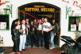 2000 , le bar TATTOO STUDIO : Equipe de potes avant le dbut du concert de PHIL EDOUARDS  PERPIGNAN , PYRENEES ORIENTALES ...