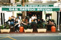 2003 , terrasse du bar tattoo studio , 6 avenue du Gnral de Gaulle  PERPIGNAN , PYRENEES ORIENTALES .Tattoo Evolution Perpignan