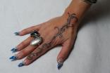 Coup de coeur 2 . Boutique Tattoo Evolution Perpignan - Arabesque sur le doigt et la main de Marianne. Tattoo Evolution Perpignan