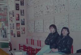 1985 ,photo prise  l' intrieur de mon premier salon de tattoo , rue Grande la Real  PERPIGNAN ( PYRENEES ORIENTALES ) avec mon frre Marc et mon pote Georges .