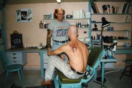 1997 , tattoo ralis par Serge , dans le salon du Boulevard Aristide Briand  PERPIGNAN , PYRENEES ORIENTALES .Tattoo Evolution Perpignan