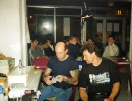 1999 , soire tattoo pendant un concert : prparation du calque pour le tatouage du sosie de Johnny  MARSEILLE .Tattoo Evolution Perpignan