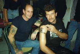 1999 , Serge avec le sosie de Johnny Halliday  MARSEILLE : tatouage termin ..... son concert peut commencer ! Tattoo Evolution Perpignan